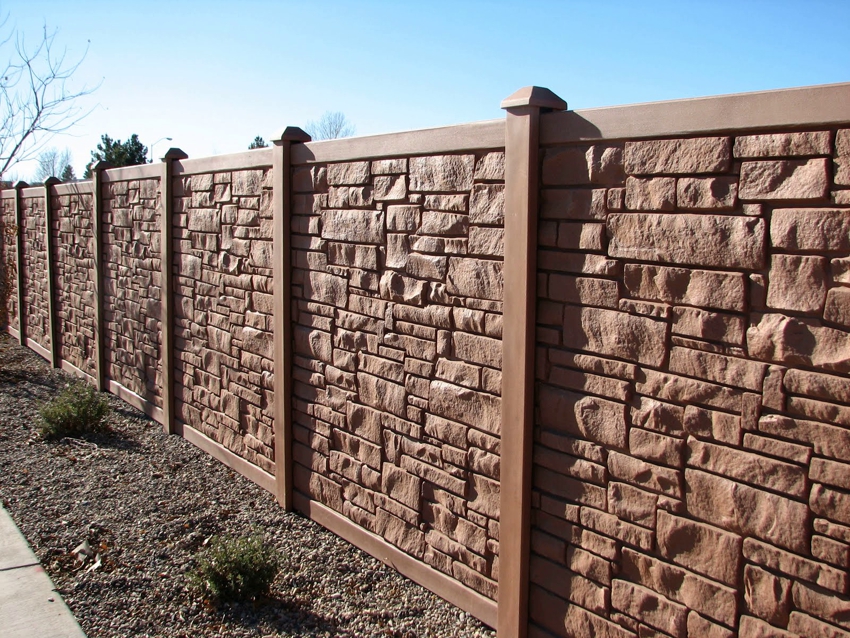Tekstura ograde oponaša prirodni kamen