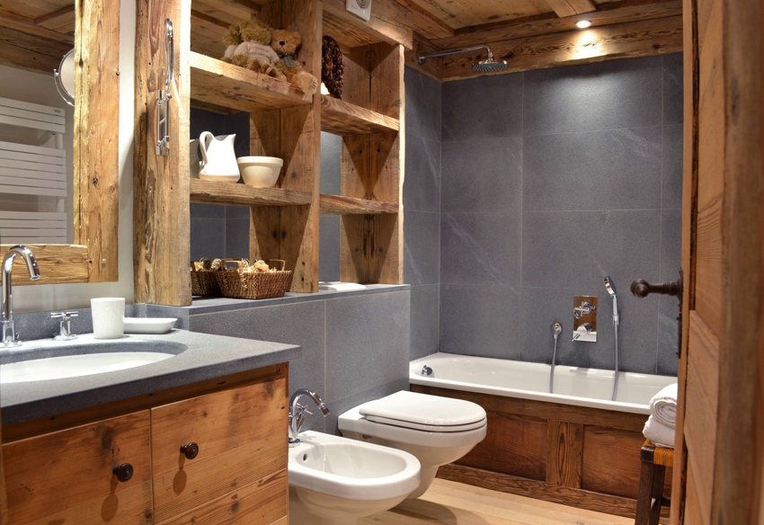 Łazienka w stylu rustykalnym z półkami z litego drewna