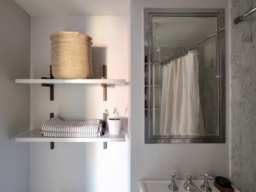 Brede hylder giver dig mulighed for at opbevare håndklæder og store husholdningsartikler på badeværelset
