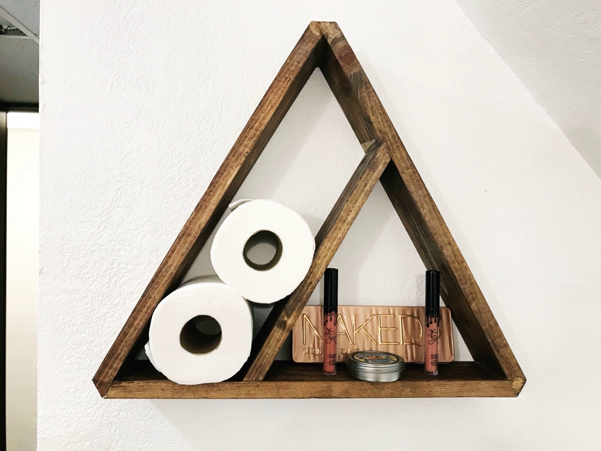 Rak segi tiga yang diperbuat daripada papan kayu