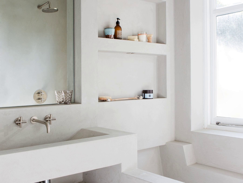 Décorer les murs et les meubles de la salle de bain avec du plâtre décoratif