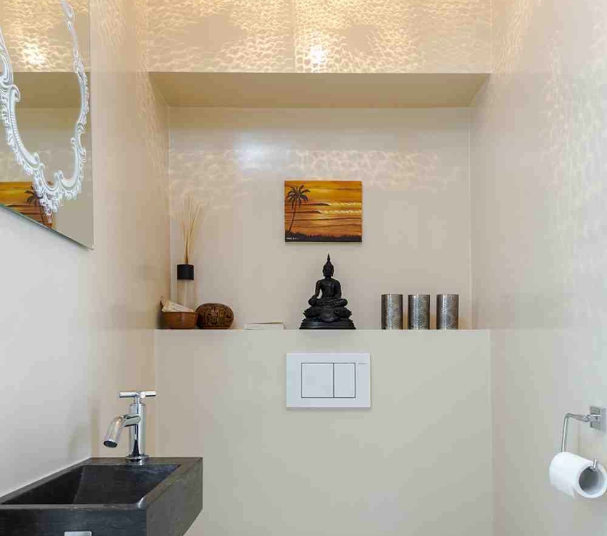 Ved beklædning af installationen i toilettet dannes en kompakt og funktionel hylde