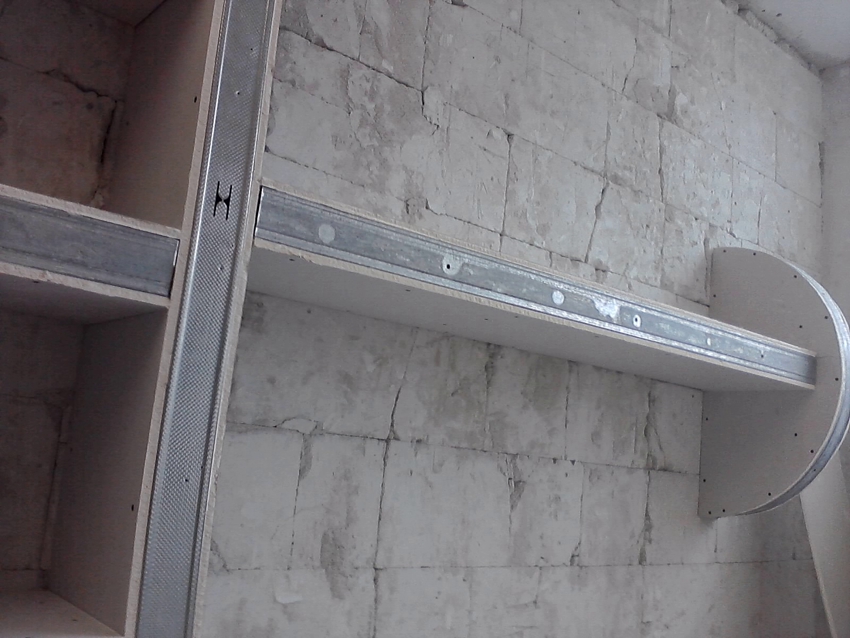 Boczne panele półki należy zaplanować na etapie renowacji