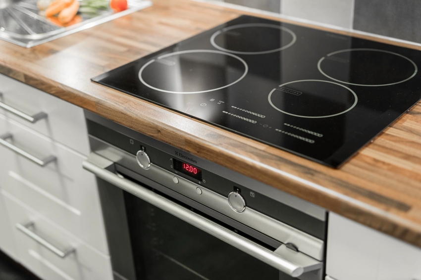 Dependent oven installed together in the hob